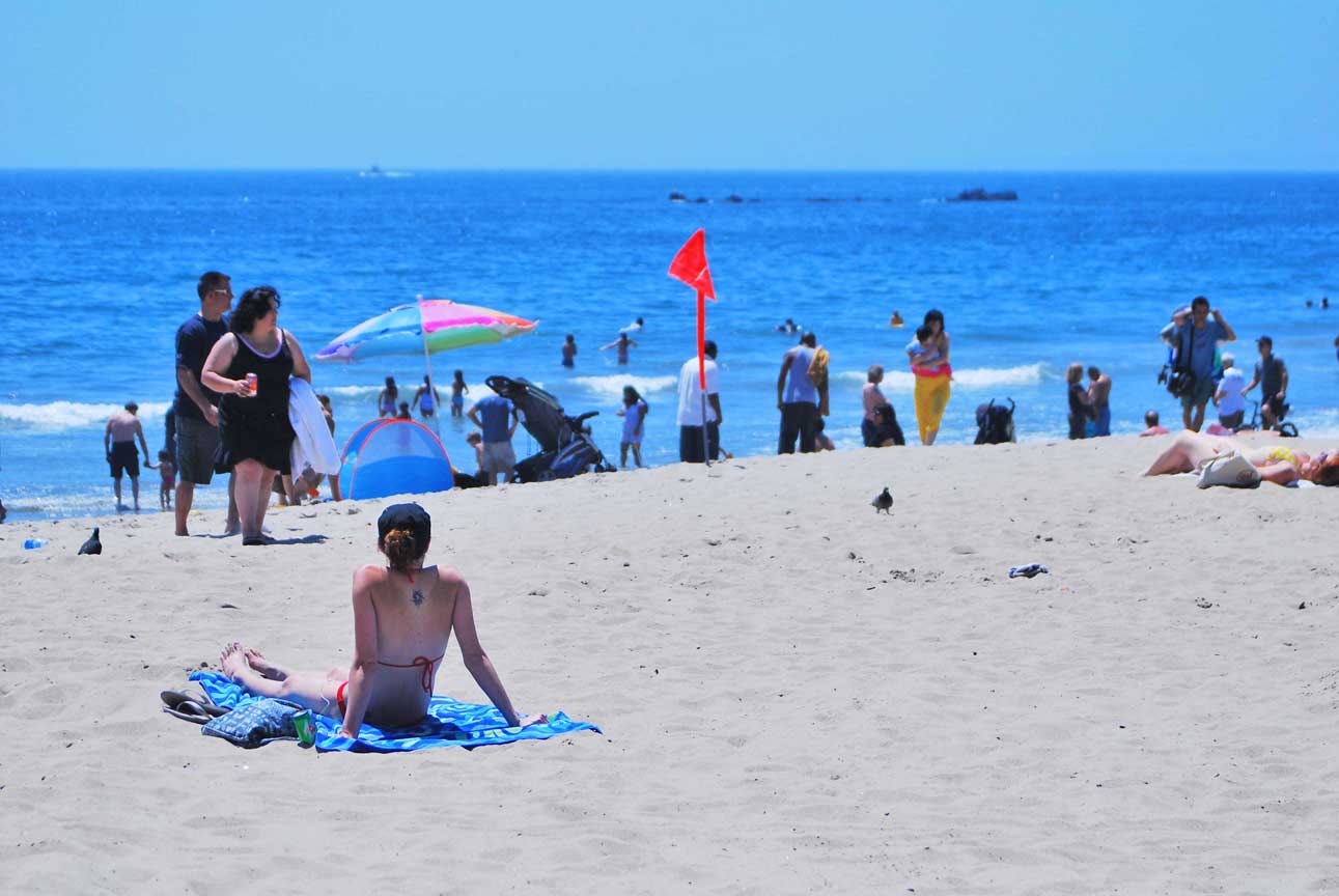 THE SPOT: Tourists and locals seek cool waters at the beach to fight the heat. (File photo)