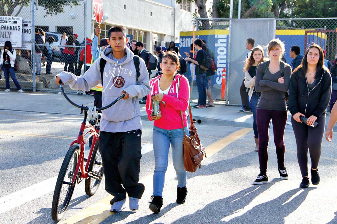 GETTING HOME: Santa Monica High School students leave campus along Michigan Avenue. (Daniel Archuleta daniela@www.smdp.com)