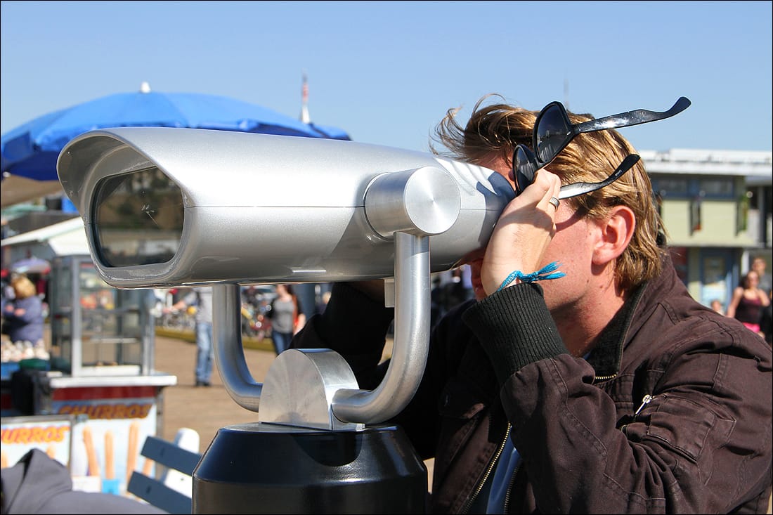 TAKING A GANDER: Australian tourist Benjamin Thomas tries a new distance viewer on the Santa Monica Pier on Tuesday.  (Photo by Daniel Archuleta)