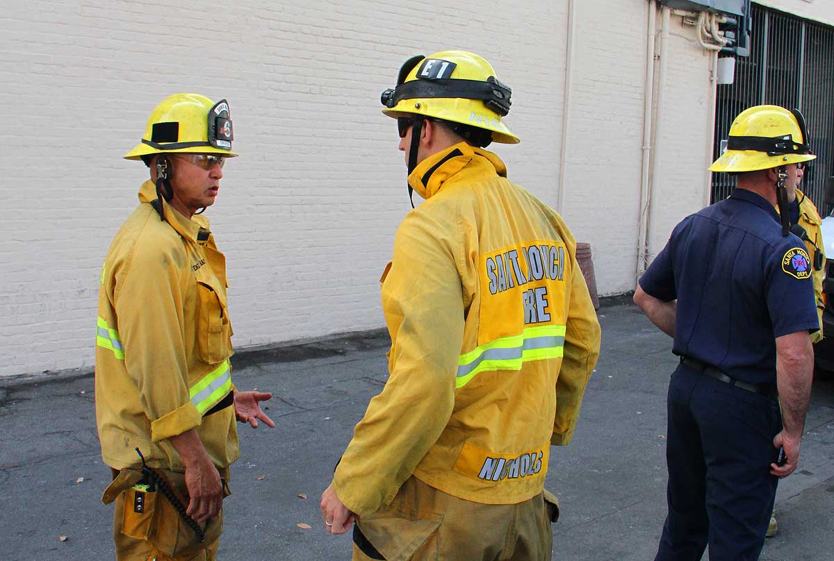 TAKING A CLOSER LOOK: Santa Monica fire fighters gather outside of the Gate of India restaurant on Monday afternoon inspecting the damage caused by an early morning fire. (Daniel Archuleta daniela@www.smdp.com)