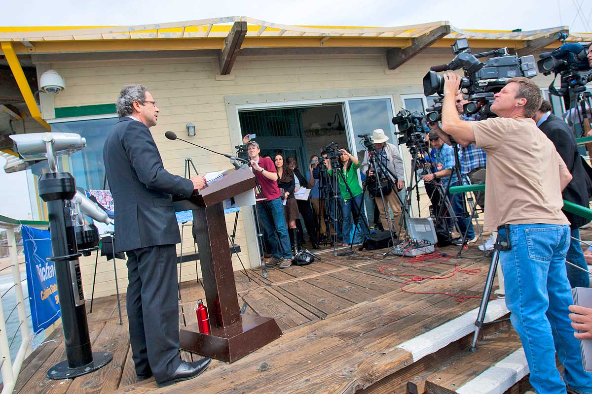 GATHERING: Assemblymember Richard Bloom introduces a bill Friday on the Santa Monica Pier that would end whale shows. (Brandon Wise brandonw@www.smdp.com)