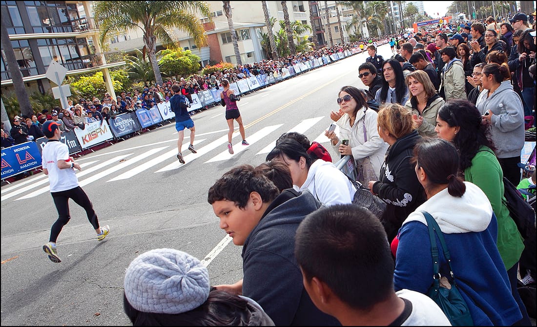Crowds line Ocean Avenue during last year's L.A. Marathon. (File photo)