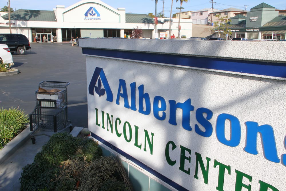 Residents living around Lincoln Boulevard south of Pico Boulevard said in a survey that they want future buildings to be no taller than three stories and expressed concern about what may happen to the Lincoln Center, which has been labeled an activity center ripe for redevelopment. (Daniel Archuleta daniela@www.smdp.com)