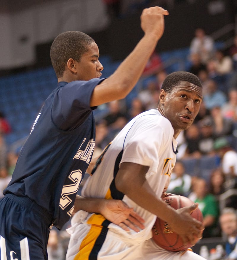 Samohi's Jordan Mathews drives to the basket against Loyola on Saturday. (Photo by Morgan Genser)