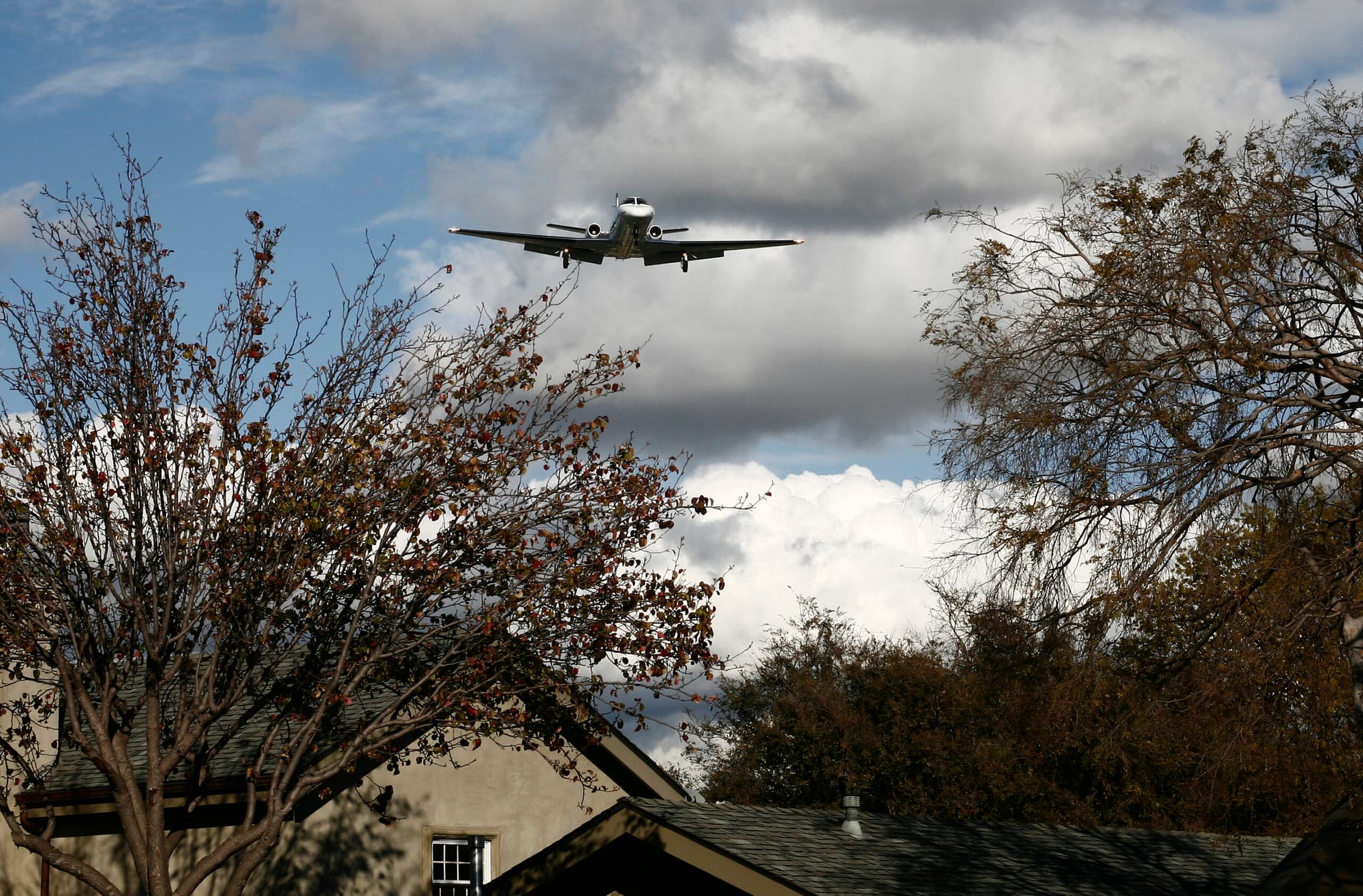 A jet flies over a home off of Bundy Drive as it makes its way to Santa Monica Airport. (File photo)
