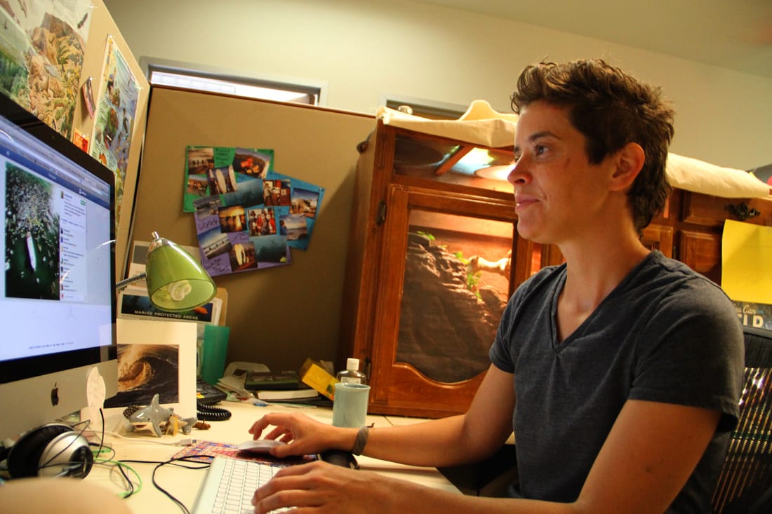 Heal the Bay's Ana Luisa Ahern updates the environmental nonprofit's Facebook page on Monday. (Daniel Archuleta daniela@www.smdp.com)