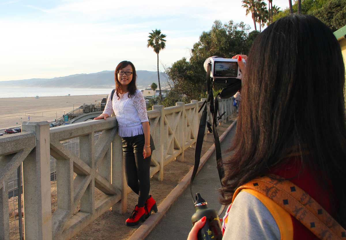 Tourists Can Wang (right) and Weiyang Yan take a picture in Palisades Park on Thursday. The pair was visiting from Chicago where they are exchange students from China. (Daniel Archuleta daniela@www.smdp.com)