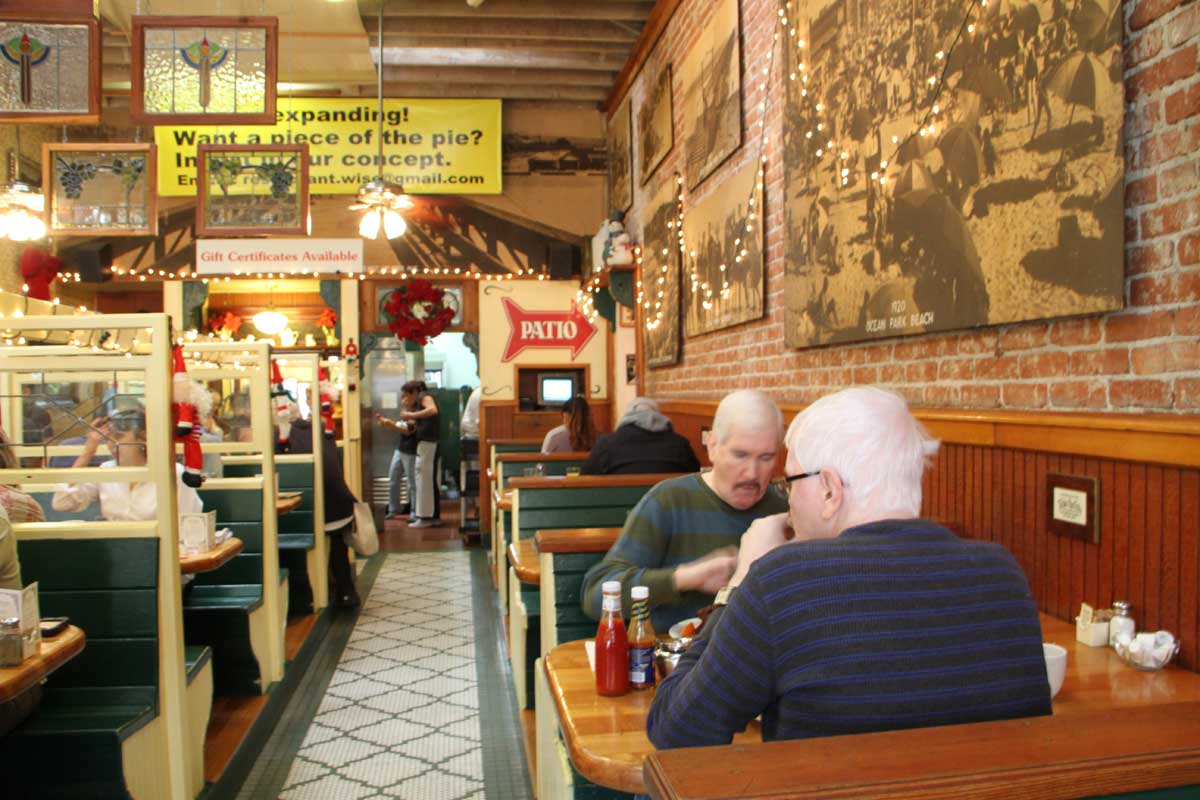 The Omelette Parlor features classic photos from Santa Monica's past. The Main Street restaurant, a staple for 37 years, is now, too, history.  (David Mark Simpson dave@www.smdp.com)